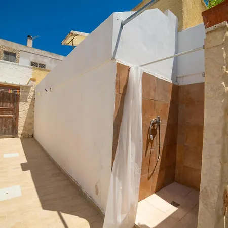 Benedetta On Seashore - Happy アパート *