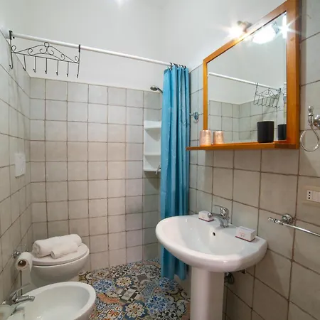 Benedetta On Seashore - Happy アパート *